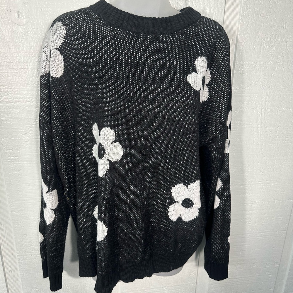 Just Polly Black and White Sweater Size Large EUC - Picture 2 of 6